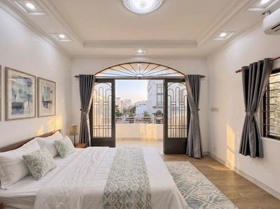 The apartment is full of balconies. The private washing machine is 80 meters wide.