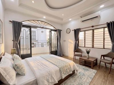 The apartment is full of balconies. The private washing machine is 80 meters wide.