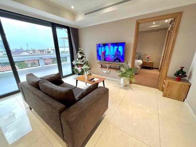 The service apartment is like a full bedroom with a balcony, district 4 near the county. A center.