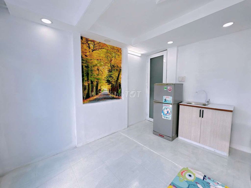 The balcony room is downtown near tdt ufret lotte to District 1.