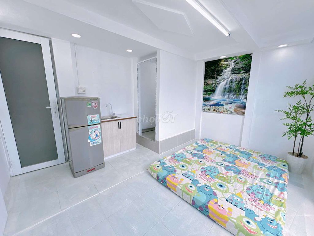 The balcony room is downtown near tdt ufret lotte to District 1.