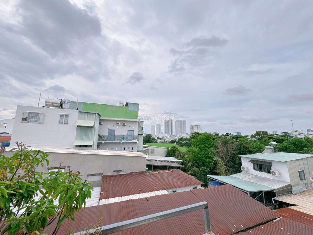 The balcony room is downtown near tdt ufret lotte to District 1.