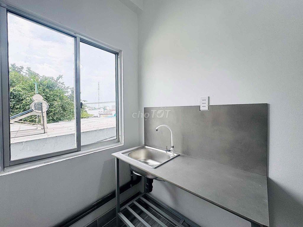 The cheap room is near the University of Banking, the Linh Xuân overpass.