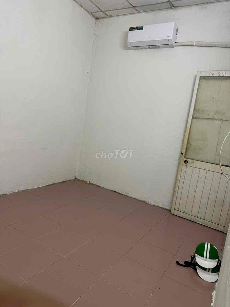 Room 12 meters down Nguyễn Kiệm.