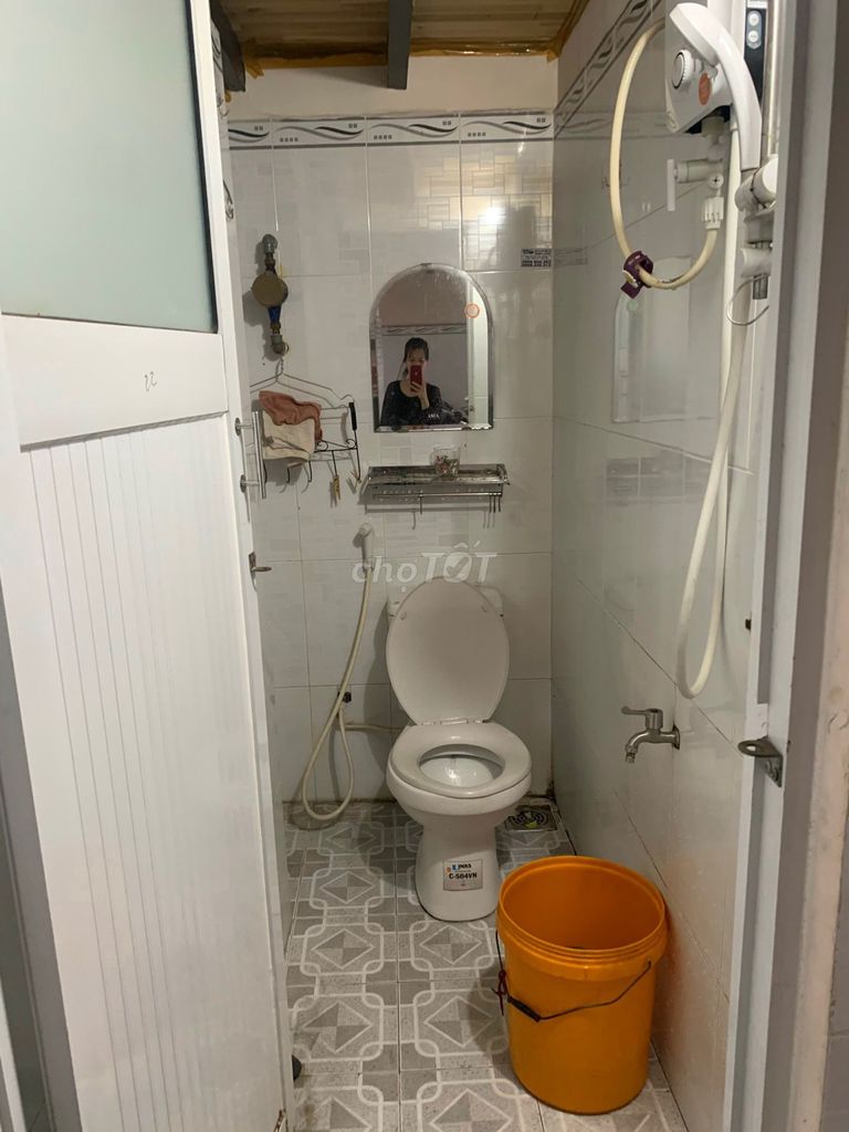 The suspended room, the free time, has his own bathroom at 23 Phạm Vấn.