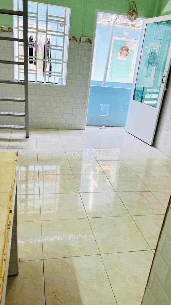Rent a med bay near the University of Saigon.