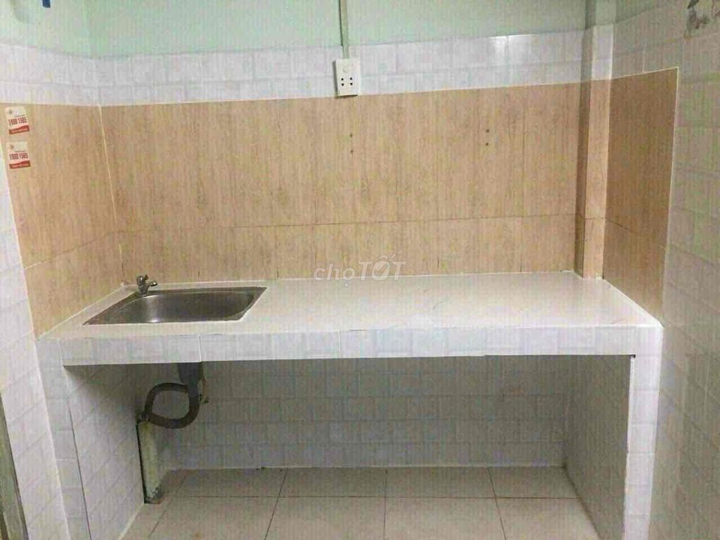 Rent a med bay near the University of Saigon.
