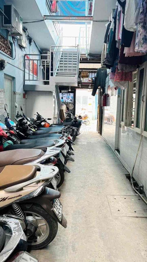Rent a med bay near the University of Saigon.