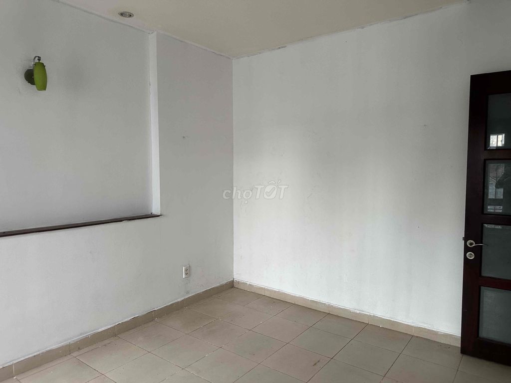 All right, clear room. Move in.