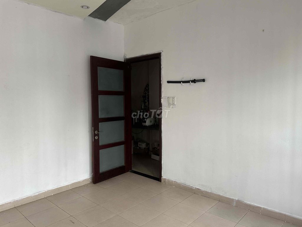 All right, clear room. Move in.