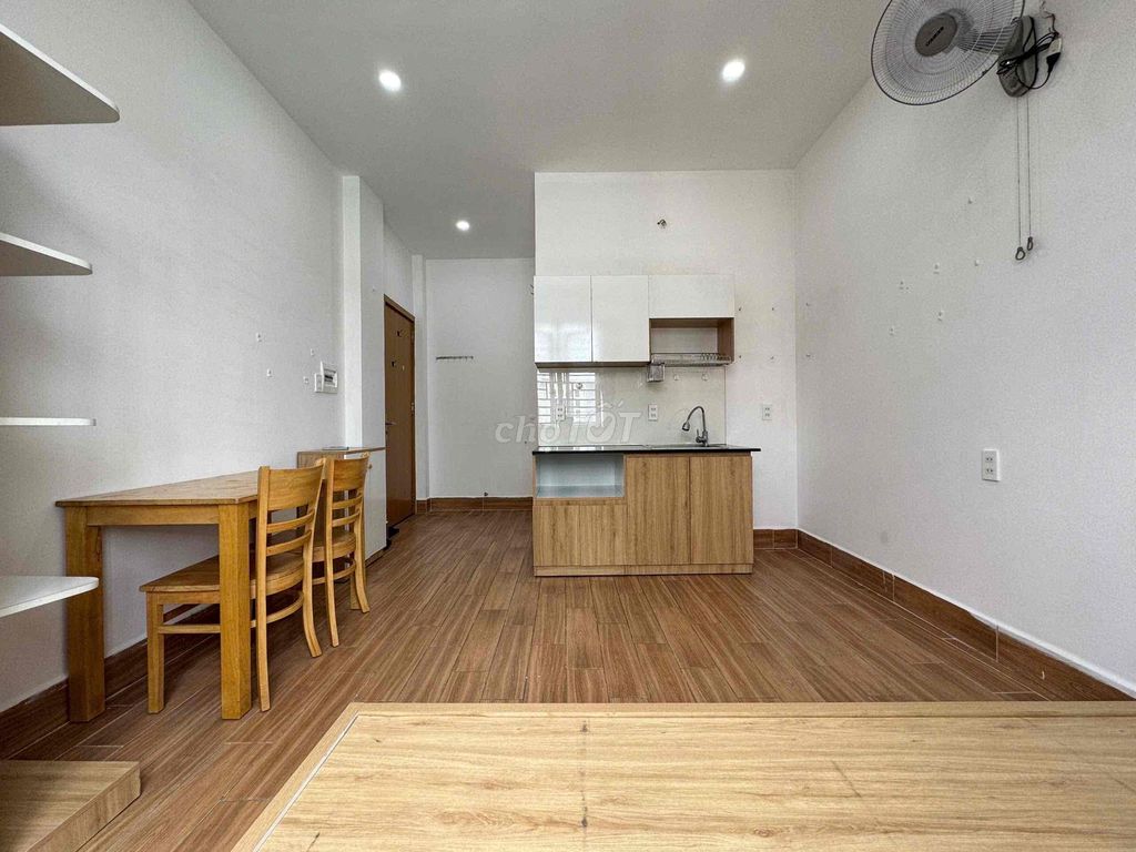 It's the owner of the Lạc Long Quân apartment, the 7th Ward.