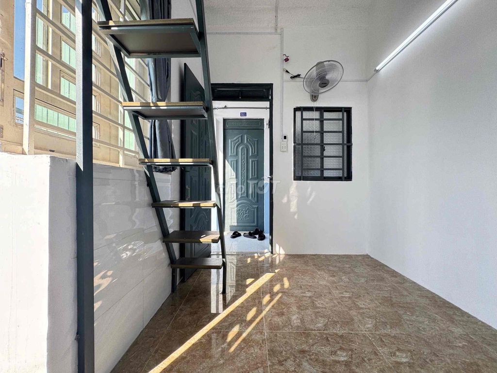 It's the owner of the Lê Trọng Tấn Hotel with the balcony