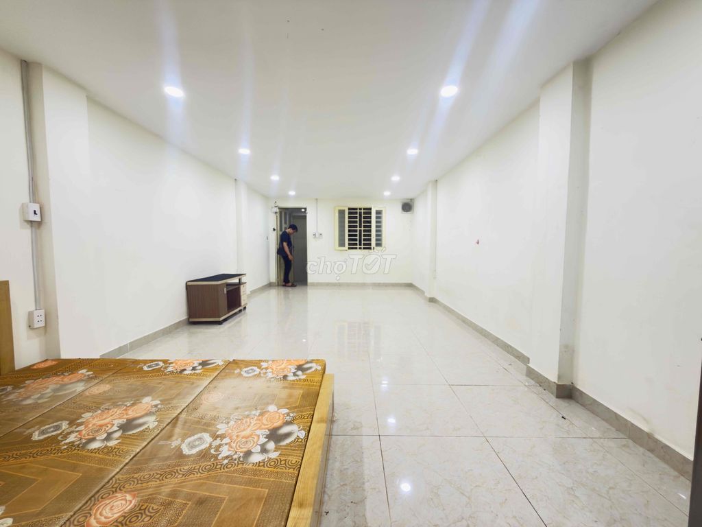 The owner has just emptied the window room 40 M2 - his own washing machine at the sand market