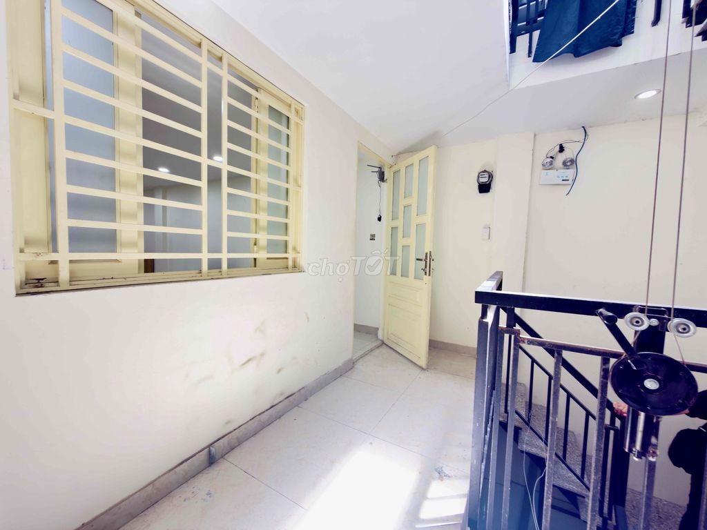 The owner has just emptied the window room 40 M2 - his own washing machine at the sand market