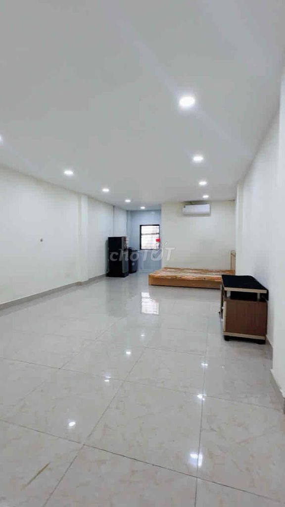 The owner has just emptied the window room 40 M2 - his own washing machine at the sand market