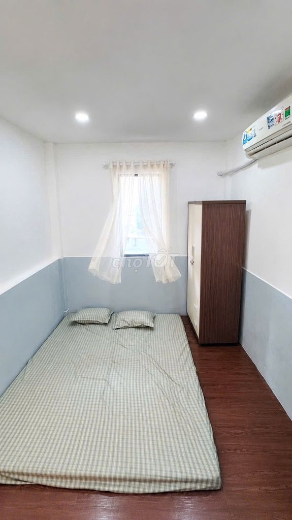 It's the owner of the rental room - two bedrooms - empty 1 November 2 or 3 people
