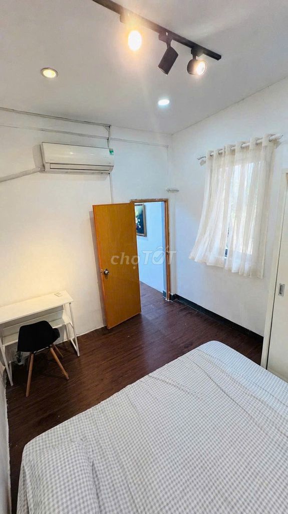 It's the owner of the rental room - two bedrooms - empty 1 November 2 or 3 people