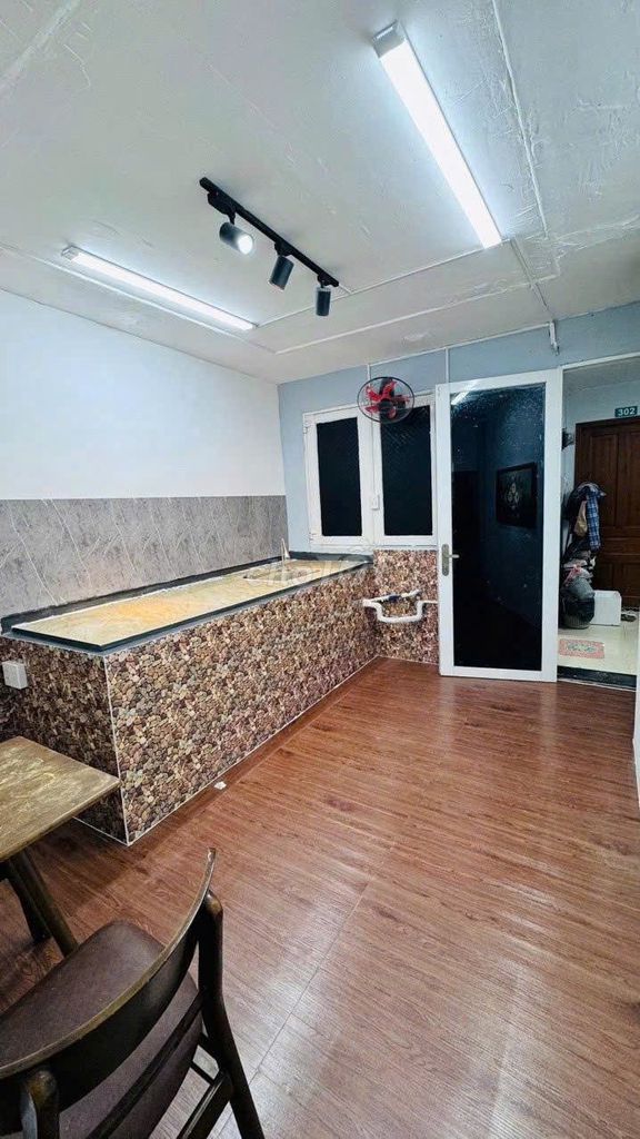 It's the owner of the rental room - two bedrooms - empty 1 November 2 or 3 people