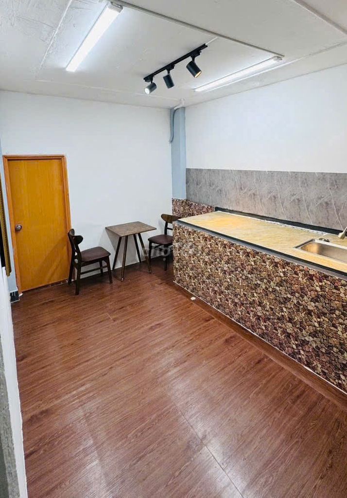 It's the owner of the rental room - two bedrooms - empty 1 November 2 or 3 people
