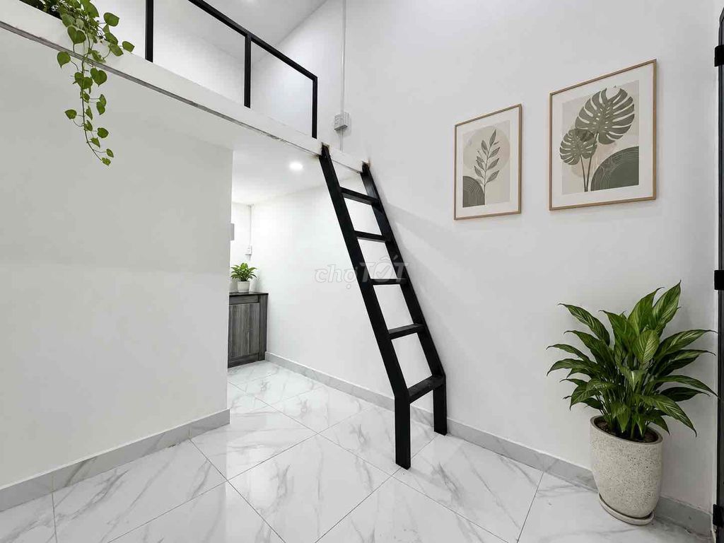 Renting a cheap motel student who's six feet tall in industrial college.