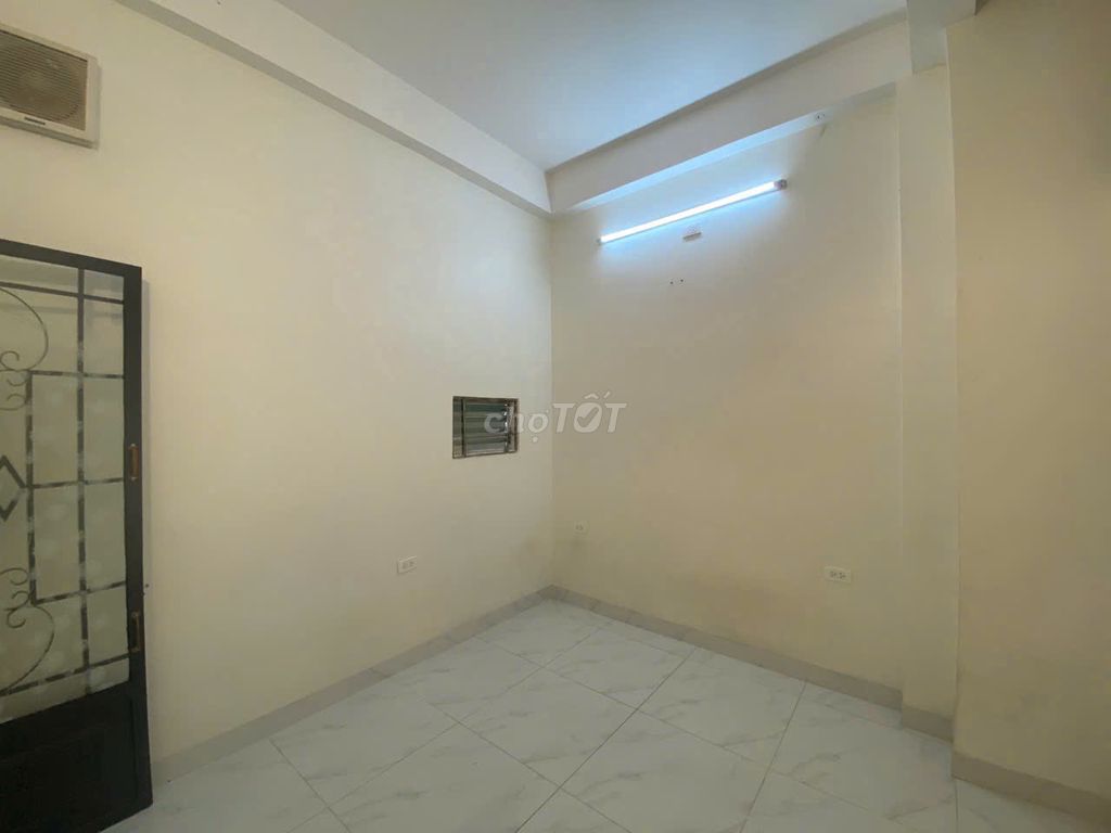 Good price room, free air conditioning, right in the flower village park.