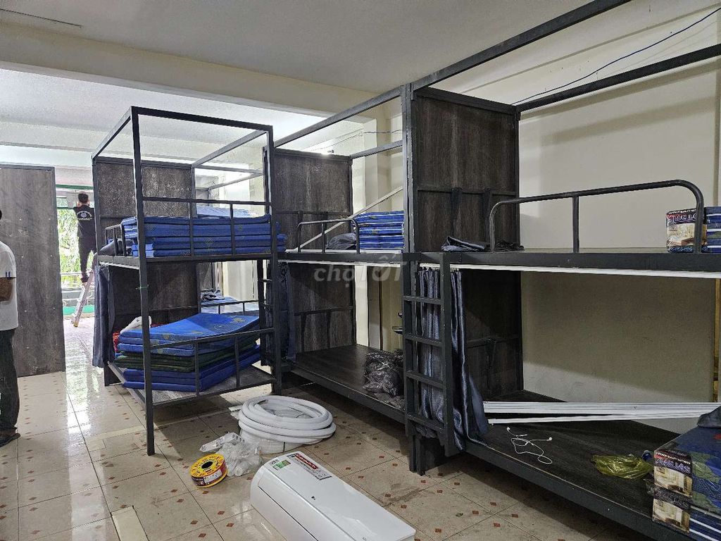 It's the owner of the sleep box room: 72 limbs, 1 .5 million county.
