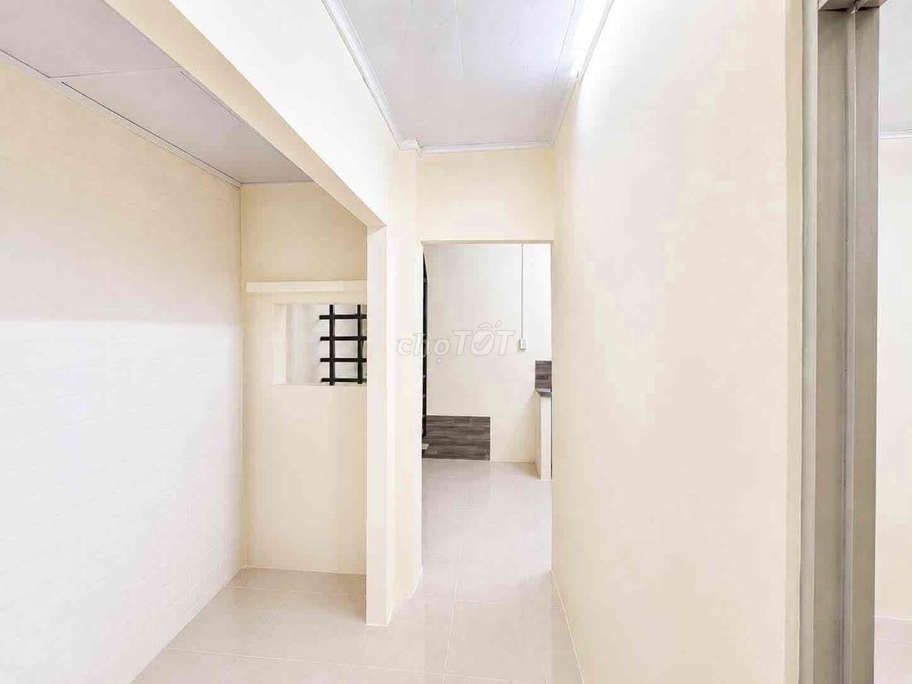The owner of the Phan Huy Ích room has air conditioning.