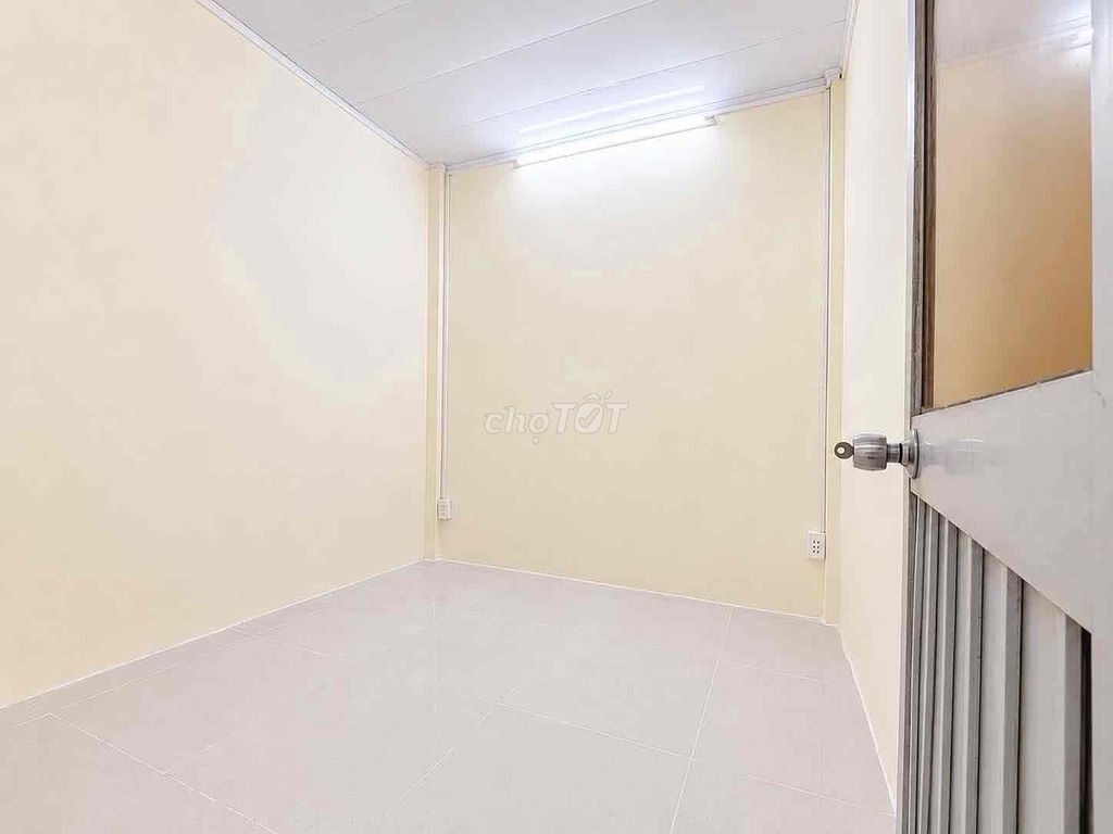 The owner of the Phan Huy Ích room has air conditioning.