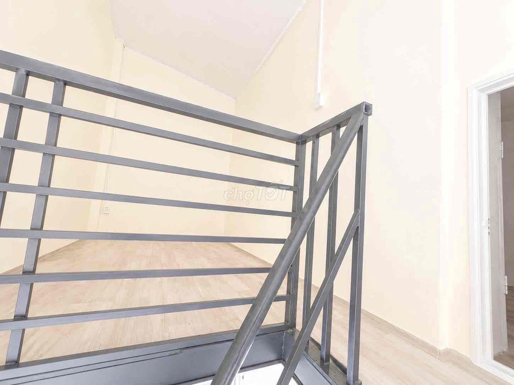 The owner of the Phan Huy Ích room has air conditioning.