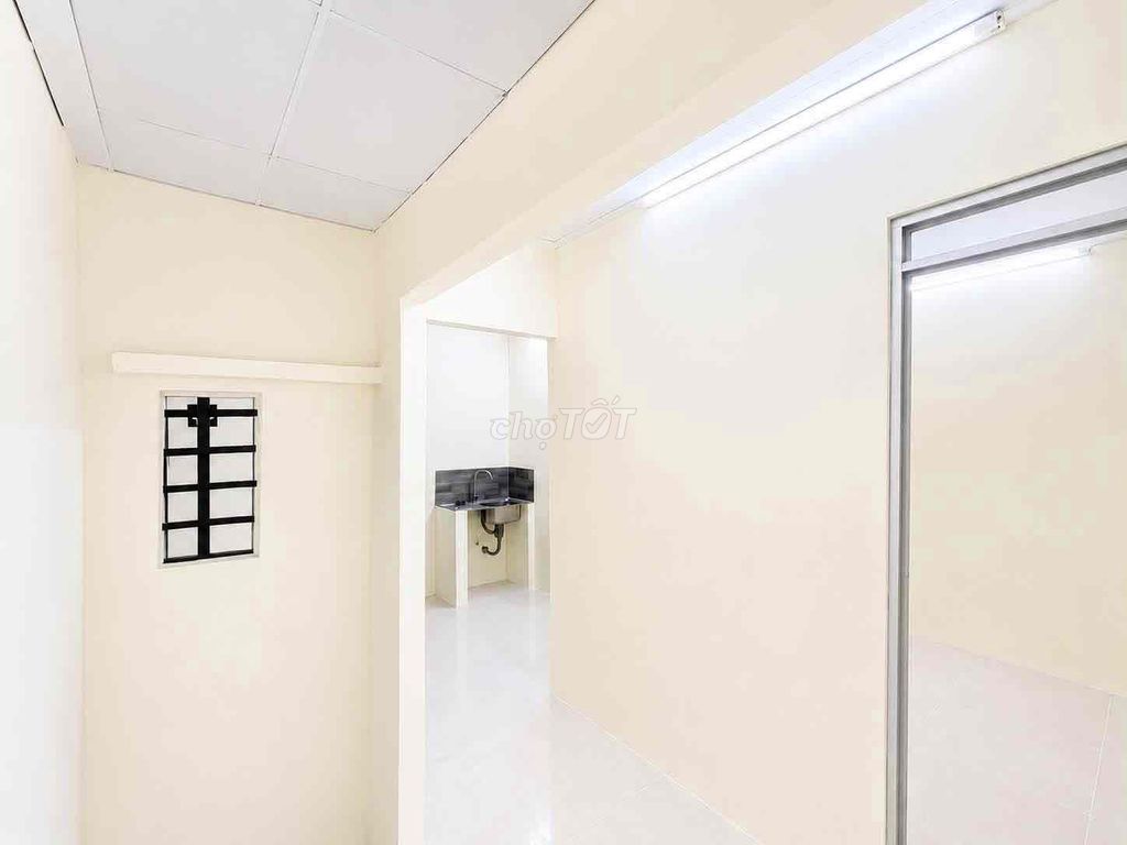 The owner of the Phan Huy Ích room has air conditioning.