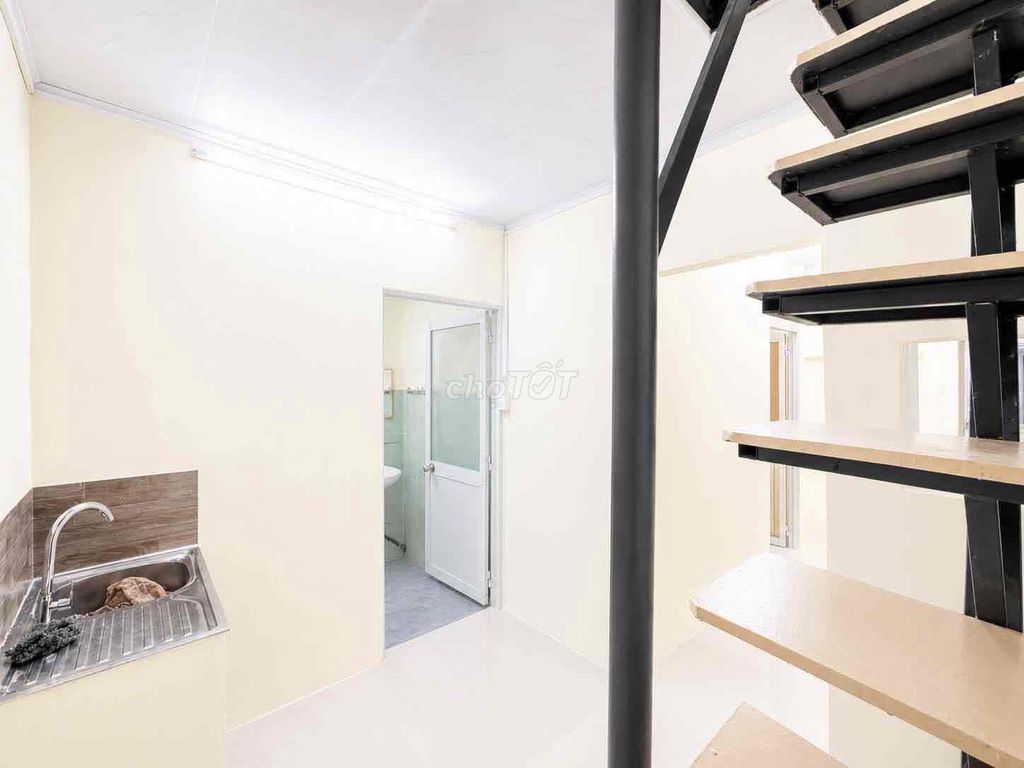 The owner of the Phan Huy Ích room has air conditioning.