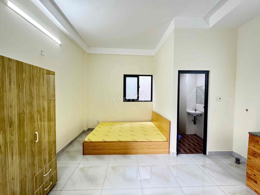 New room. It's clean. It's got furniture. price sv