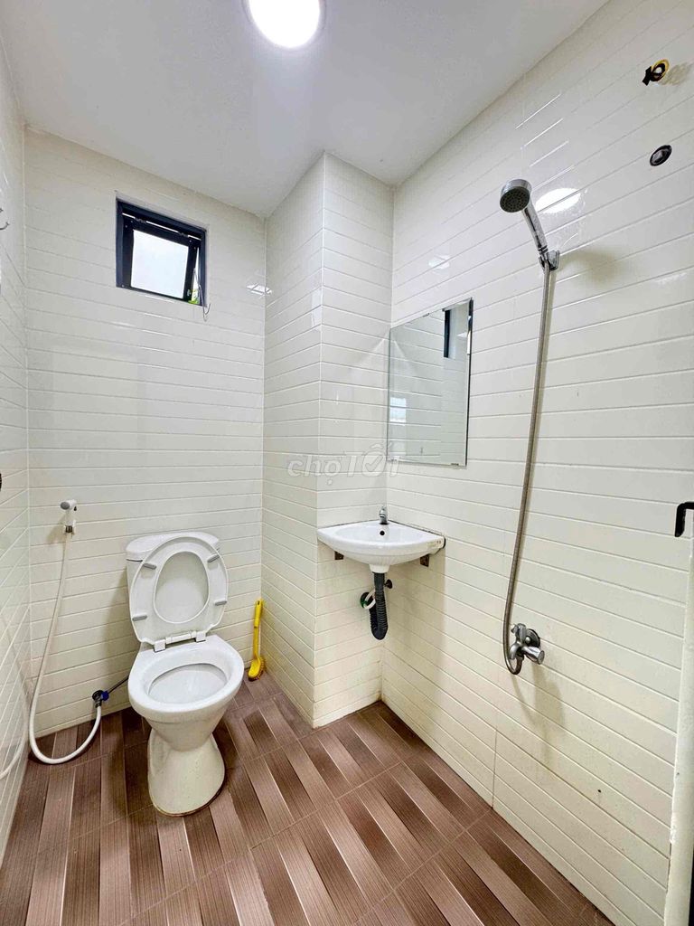 New room. It's clean. It's got furniture. price sv