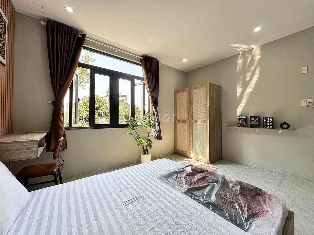The window studio is super open, full interior right here, Cộng Hoà kingly.