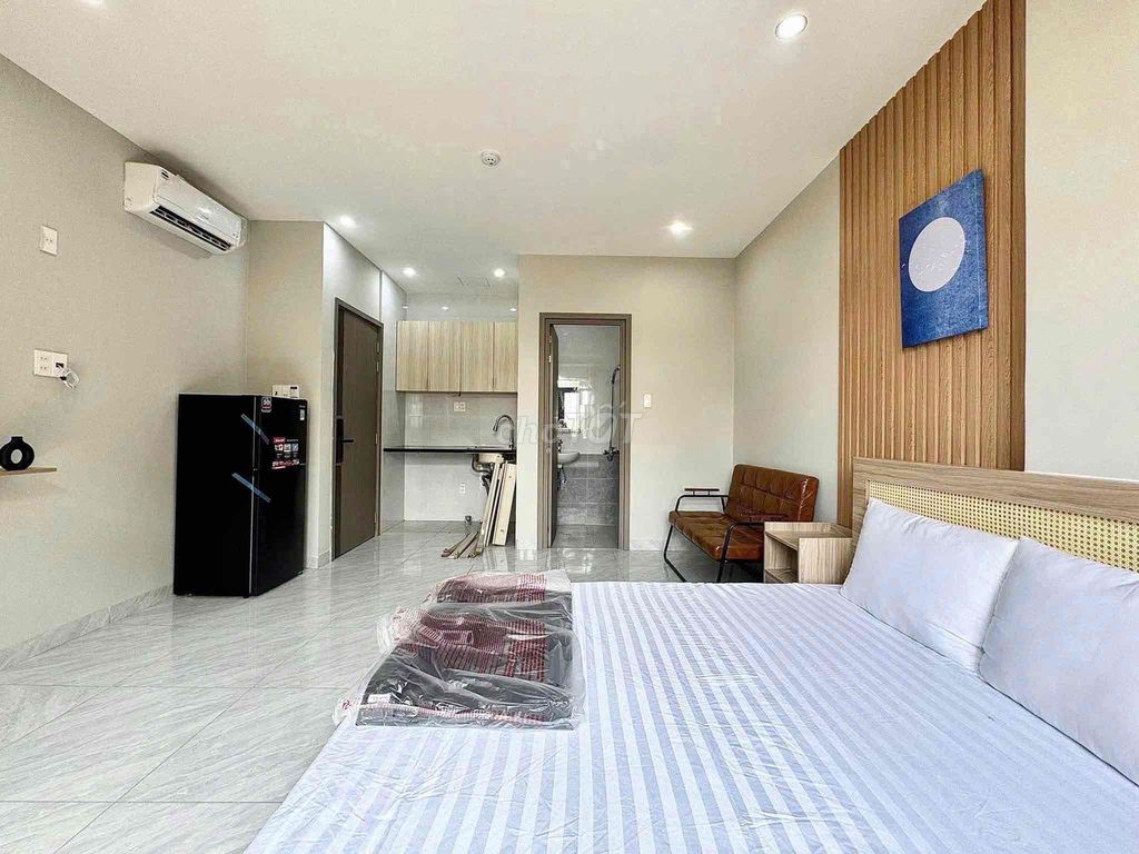 The window studio is super open, full interior right here, Cộng Hoà kingly.