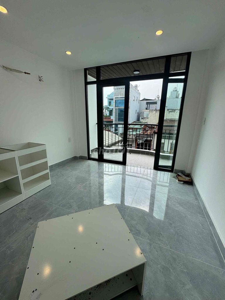 Open up the studio right on the 4th floor.