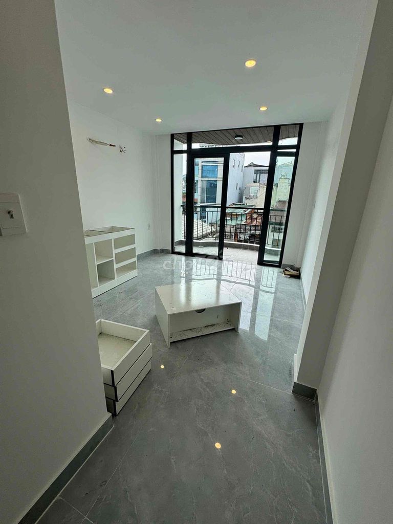 Open up the studio right on the 4th floor.