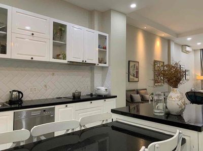 Rent a building in the city block, full of furniture, four large bedrooms.