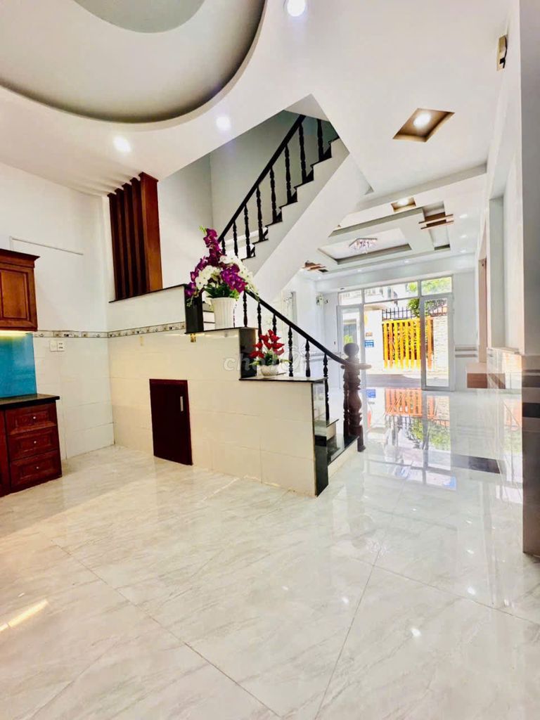 Rent a three-story new apartment, nice, Nguyễn Ảnh Thủ. 12th.