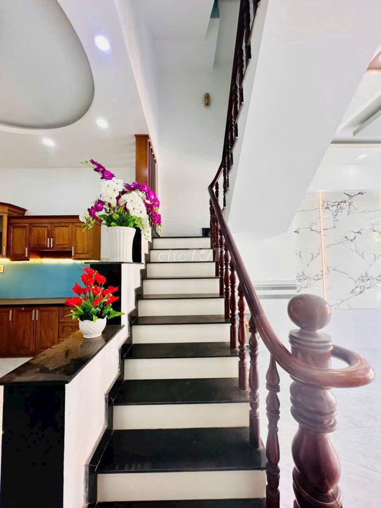 Rent a three-story new apartment, nice, Nguyễn Ảnh Thủ. 12th.