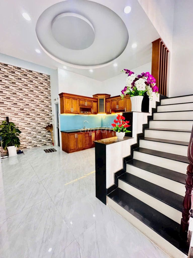 Rent a three-story new apartment, nice, Nguyễn Ảnh Thủ. 12th.