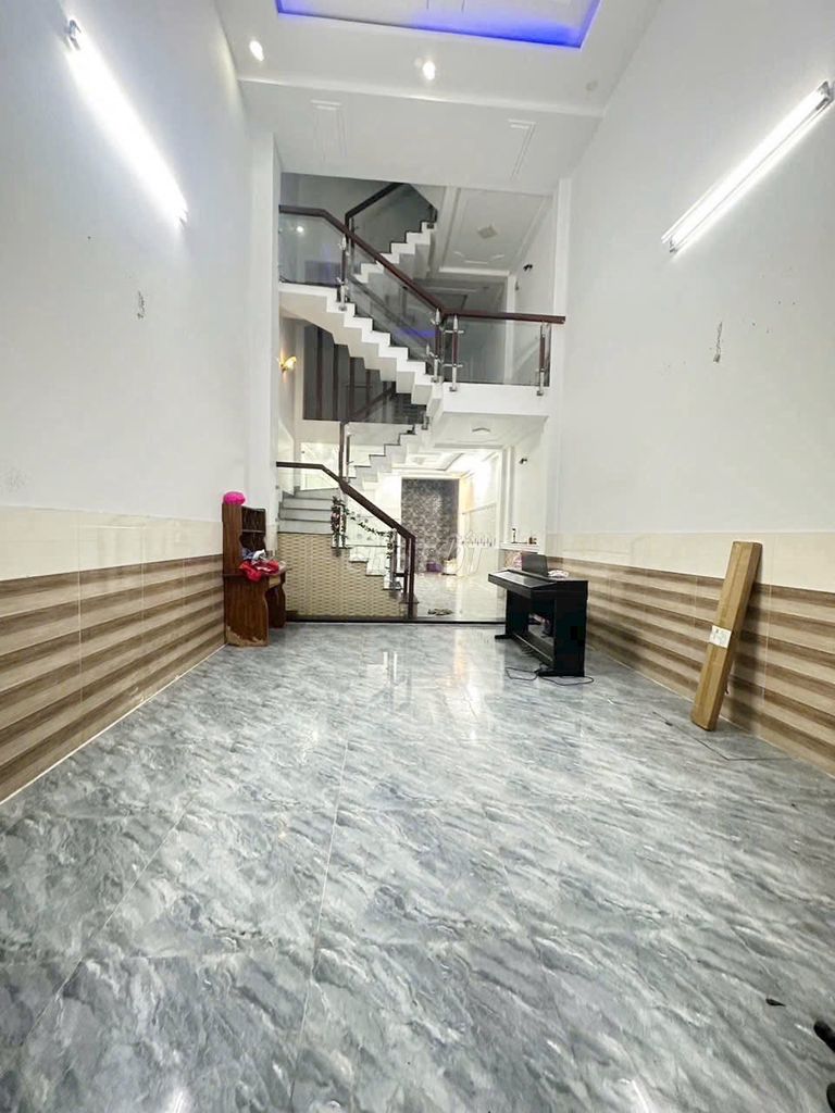 Rent a three-story apartment, 8th alley, Nguyễn Ảnh Thủ District 12.