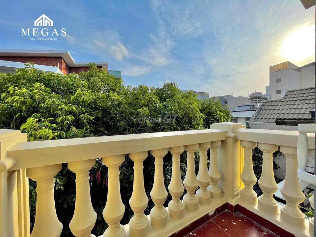 The balcony studio, the etown escalator, private washing machine.