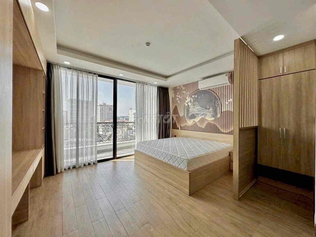 The fancy park house -- one bedroom -- near the flower park.