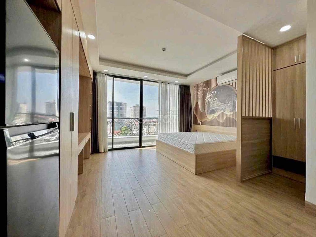 The fancy park house -- one bedroom -- near the flower park.