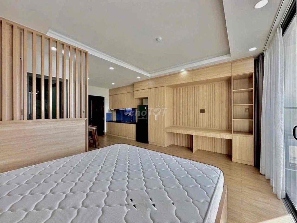 The fancy park house -- one bedroom -- near the flower park.