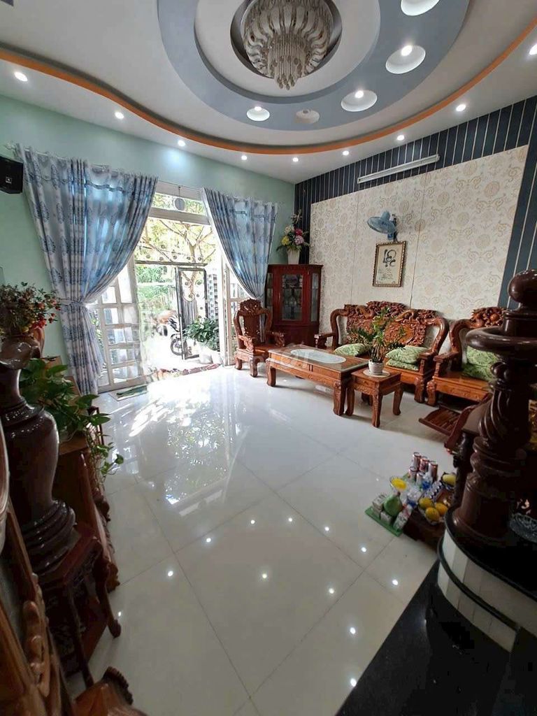 Rent a house with a garage. Hep Nhà Bè car.