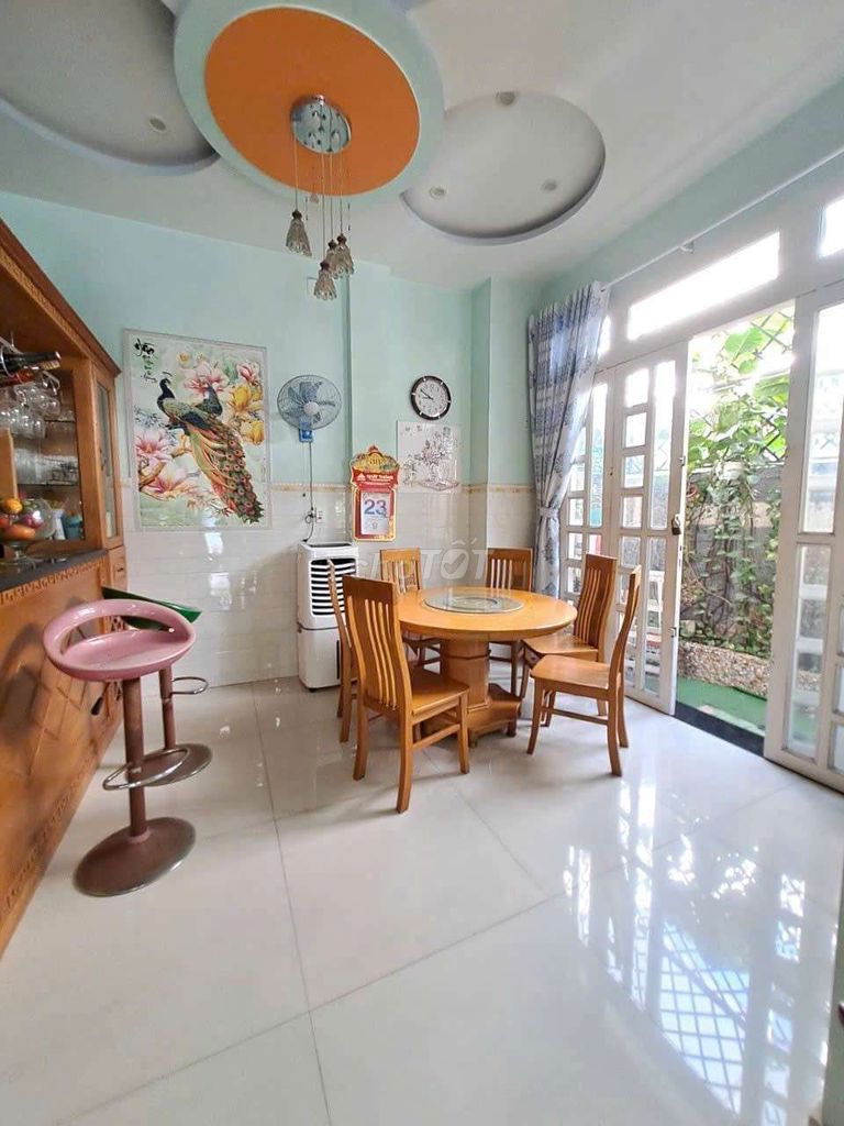 Rent a house with a garage. Hep Nhà Bè car.