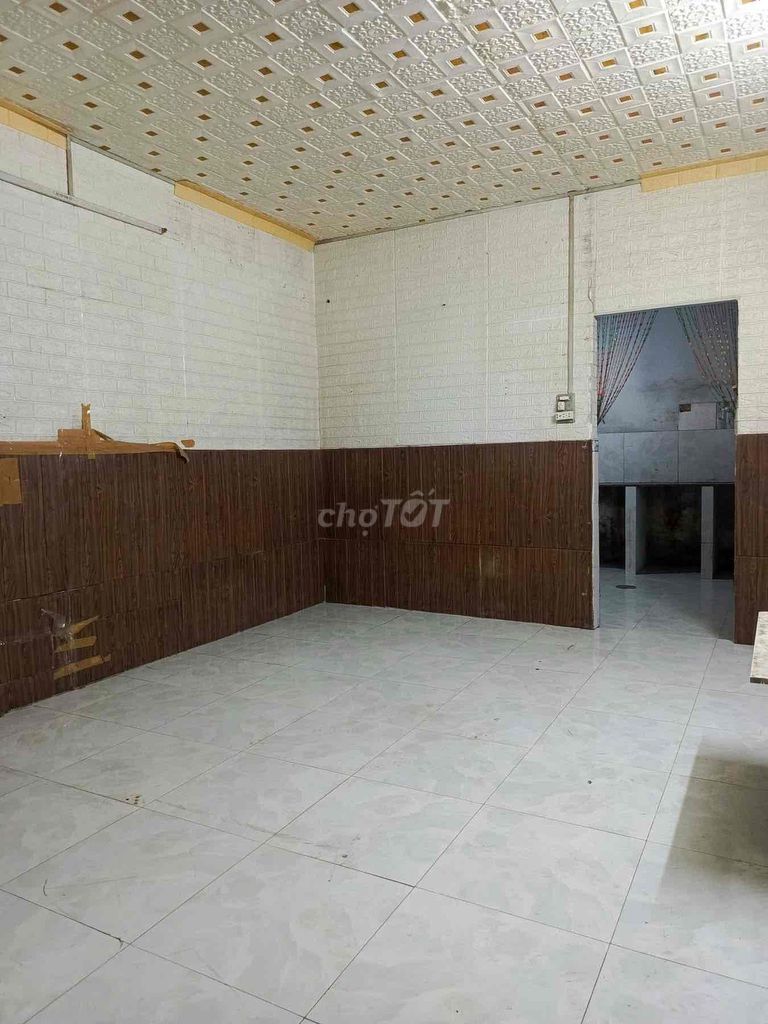 Rent a house for a 26-yard house near an empty guard's house in the middle of nowhere.