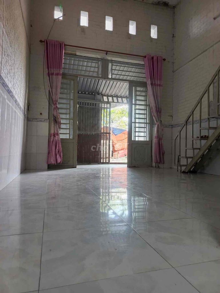 Rent a house for a 26-yard house near an empty guard's house in the middle of nowhere.